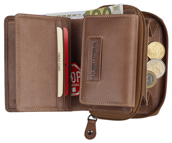 Aufgeklappte Geldbörse in Cognac mit Kartenfächern, einem 100€ Schein und einem Münzfach