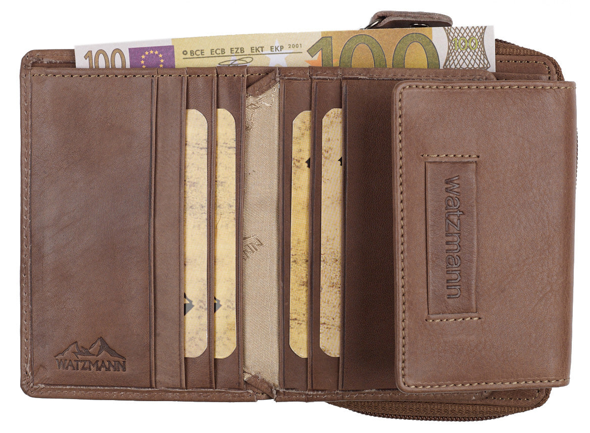 Aufgeklappte Geldbörse in Taupe mit Kartenfächern, einem 100€ Schein und Watzmann-Logo