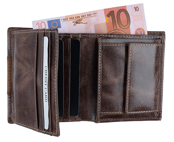 Die WATZMANN ANTELAU Echtleder Kombibörse mit RFID-Schutz in Cognac ist offen und zeigt Kreditkartenfächer, ein Fach mit schwarzen Unterteilungen und einen 10-Euro-Schein, der teilweise herausragt.