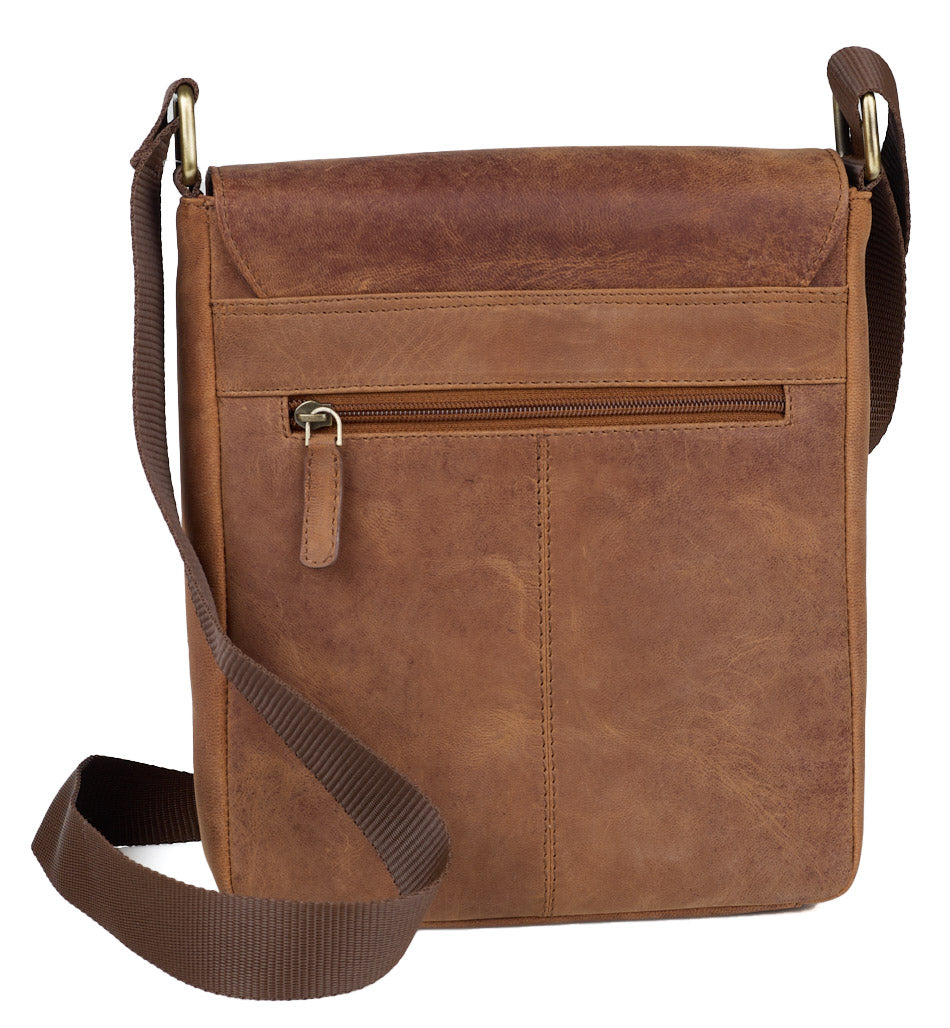 Die WATZMANN Crossover Bag von WATZMANN ist eine braune Umhängetasche aus echtem Leder mit einer Reißverschlusstasche auf der Vorderseite, einem Klappverschluss und einem verstellbaren dunkelbraunen Stoffriemen.