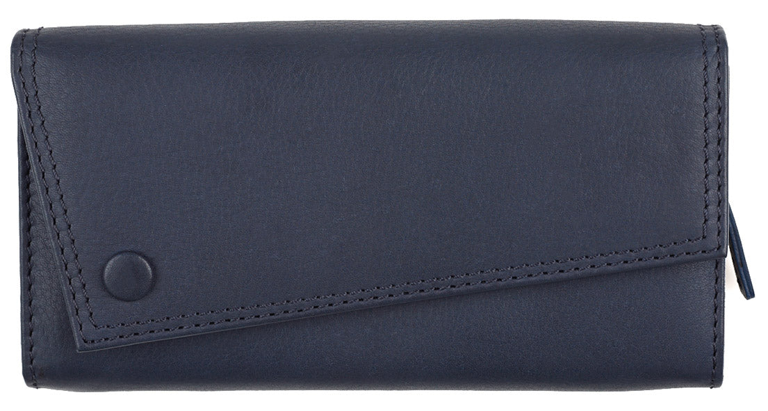 Die HOCHECK Echtleder Tischtasche von WATZMANN ist ein schwarzes Glattlederportemonnaie mit Überschlagverschluss, Ziernähten und einem runden Knopf unten links. Größe: 19 x 9 x 5 cm - ein Beispiel für hochwertige Lederprodukte in Handarbeit.