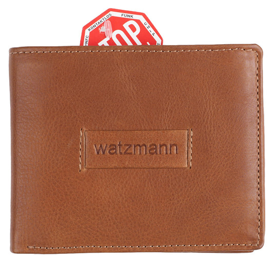 Eine hellbraune SÄNTIS Echtleder Scheintasche von WATZMANN mit Markenprägung auf der Vorderseite und einer roten achteckigen STOP-Karte, die teilweise aus der Brieftasche sichtbar ist.