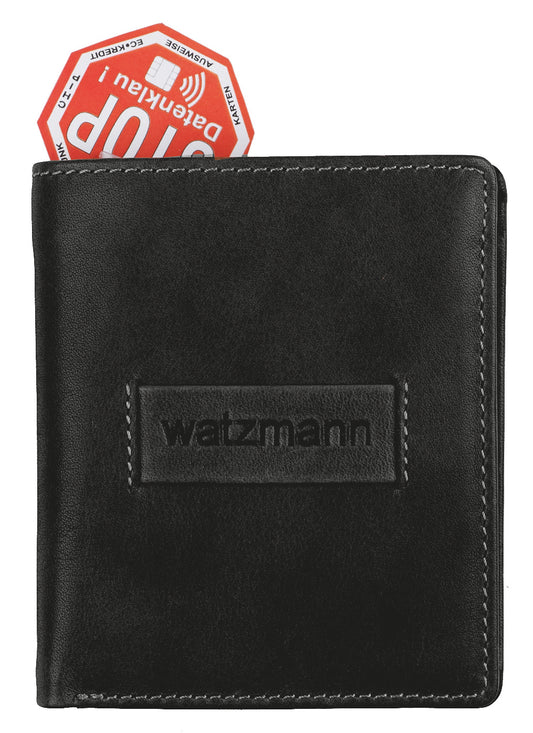 Die SÄNTIS Echtleder Kombibörse mit RFID Schutz von WATZMANN ist eine schwarze Geldbörse mit Markenprägung auf der Vorderseite und einer rot-weißen achteckigen Karte in einem Fach - ideal für Fans hochwertiger Lederprodukte in Schwarz, Rot und Blau.
